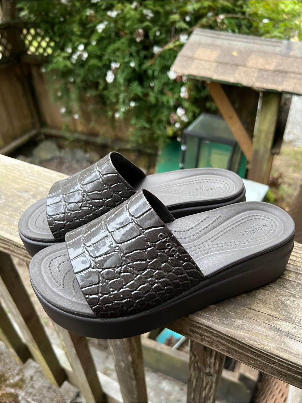 CROCS Women's Shiny Black Croc-Embossed Platform Slides